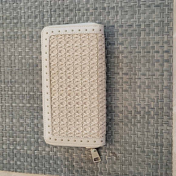 Steve Madden Wallet White Wovern Zip Around Wallet  Very Clean - Picture 8 of 11